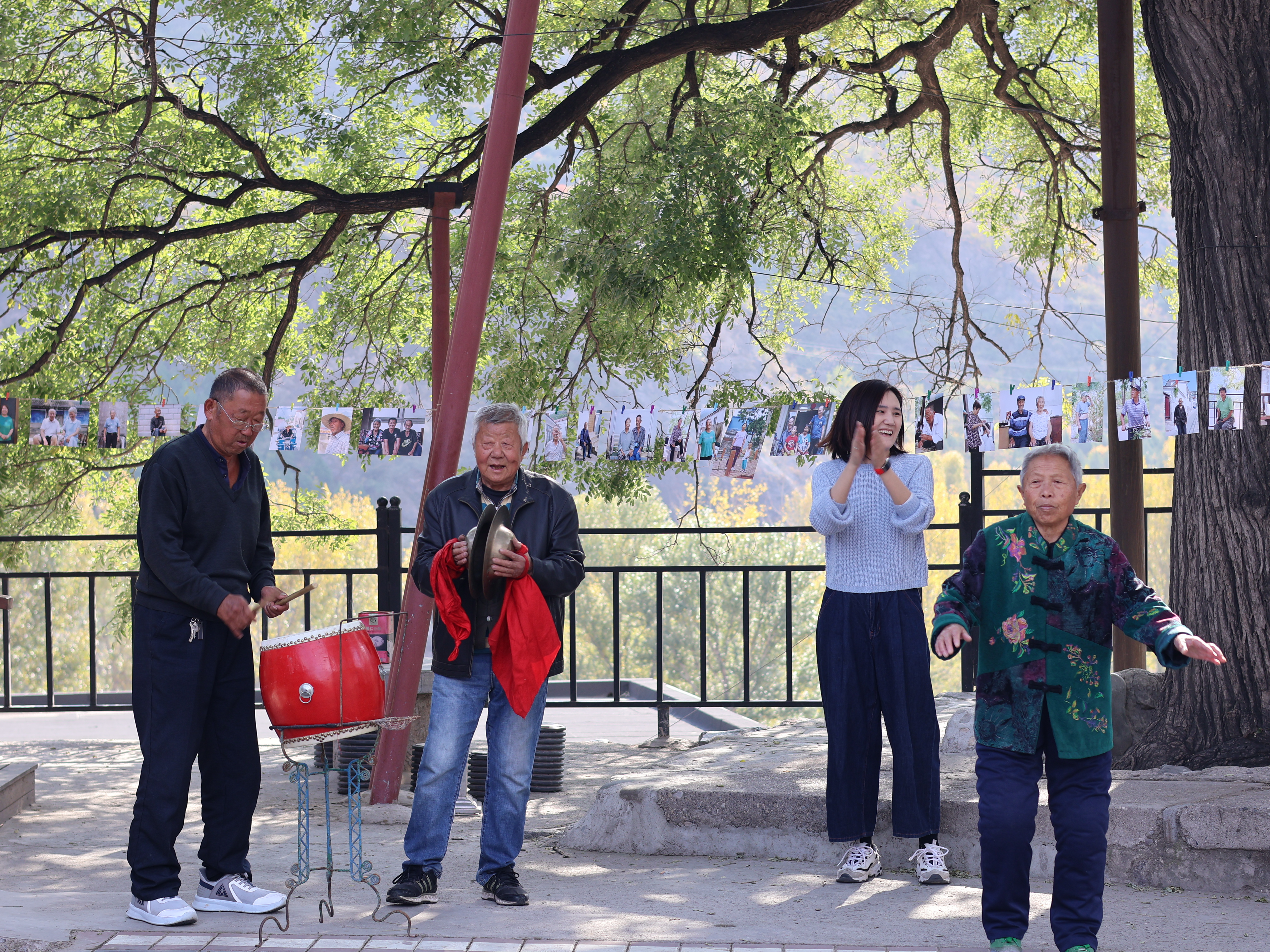 杜京珊（右二）在河南臺村鄉村攝影展現場。（河南臺村供圖）.JPG