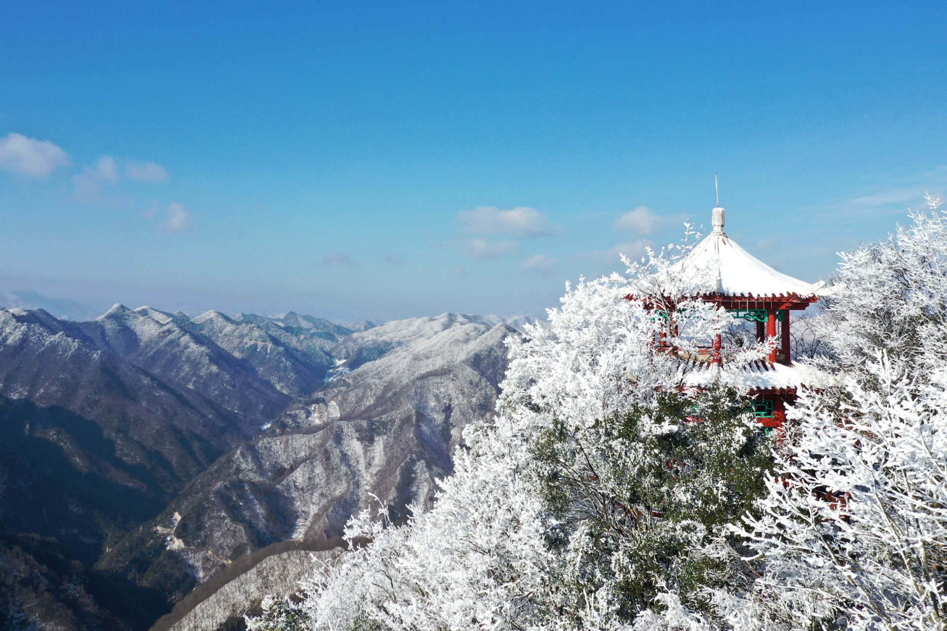 2月20日在湖北省?？悼h馬橋鎮堯治河村梨花山拍攝的雪凇景觀（無人機照片）。 (2).jpg