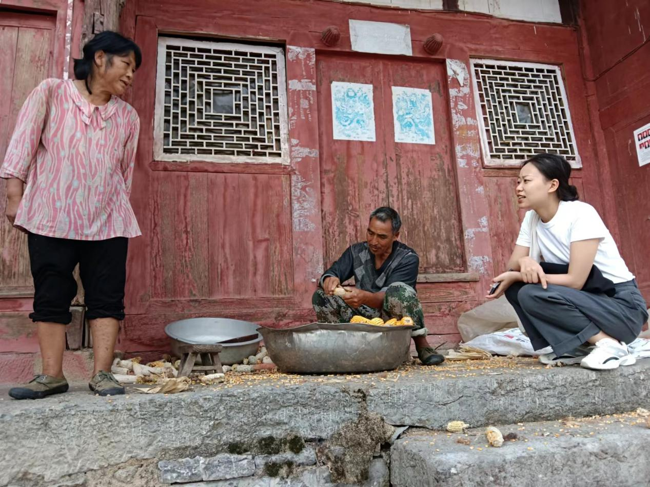 袁霜（右）走訪村里的殘疾人家庭。（甕安縣委組織部供圖）.png