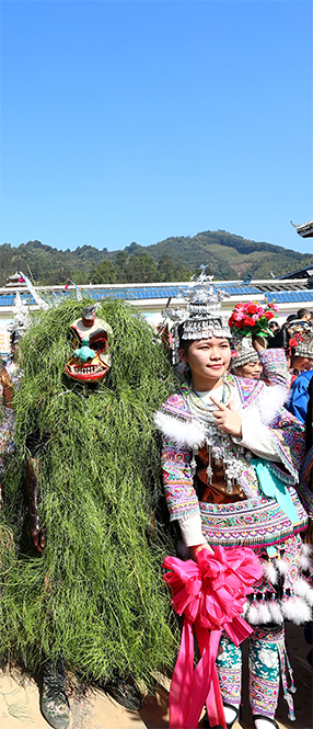 03圖六：2023年1月30日，在廣西柳州融安縣安寧村大袍屯，“芒蒿”與苗族同胞合影。.jpg